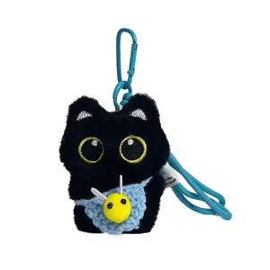 Niedlicher schwarzer Katzen Plüsch Schlüsselanhänger mit blauem Band und gehäkelter Biene.