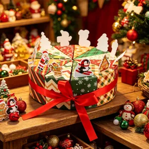 Set van kersttaart gevormde traktatie doosjes, handige verdeelde snoepdoosjes voor feestjes.