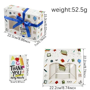 Geschenkverpackung mit Schreibwaren-Muster, Schleife und Danksagungskarte für Lehrer.