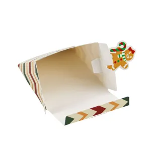 Kersttaart vormige cadeau doos met peperkoekman, ideaal voor feestelijke snoepverpakking.