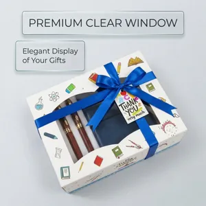 Detailansicht des Geschenkkarton-Sets mit klarem Sichtfenster, Holzstiften und Notizbuch.