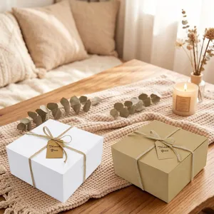 Quadratische Geschenkboxen aus Papier mit Kordel und Dankeschön-Etikett für Kuchen.