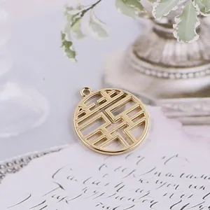 DIY chinesischer Stil runder Anhänger Zubehör, Gold Legierung Hohl Charme für handgemachte Ohrringe.