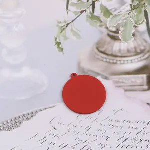 Roter runder Metallanhänger Charme Detailansicht, ideal für DIY handgemachte Schmuckbastelung.