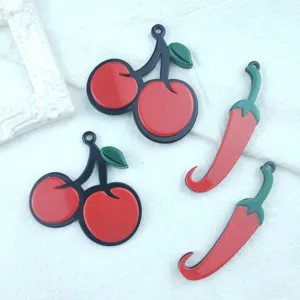 DIY resina acrílica cereza y chile colgantes vista detallada, accesorios de joyería hechos.
