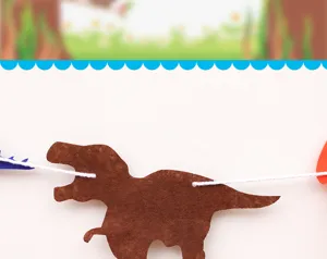 Gedetailleerde opname van vilten dinosaurus banner voor feestdecoratie met zachte textuur.