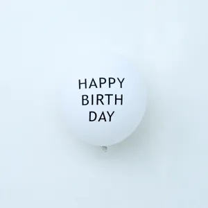 Witte latex verjaardagsballon met zwarte opdruk voor feestdecoratie hoofdafbeelding weergave.