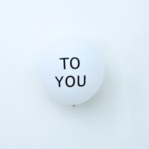 Witte latex ballon met elegante letteropdruk, perfect voor feestjes en decoratie.