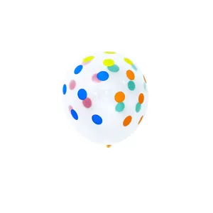 Transparante latex ballon gevuld met kleurrijke stippen voor feest en verjaardag.