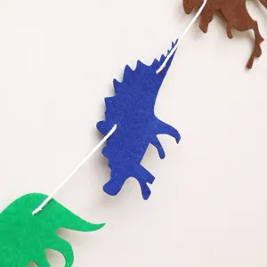 Kleurrijke dinosaurus vilt slingers banner voor kinderverjaardag feest en kamerdecoratie.