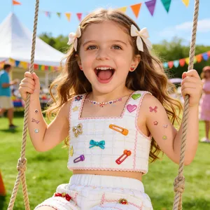 Ensemble d'accessoires de mode pour enfants avec pinces à cheveux et autocollants mignons.