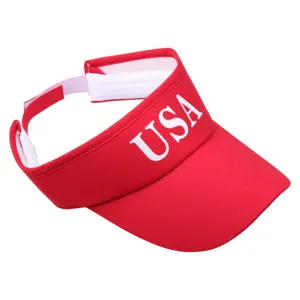 Detailansicht einer roten Sommersonnenkappe mit USA-Text, gebogenem Schirm und atmungsaktivem Stoff.