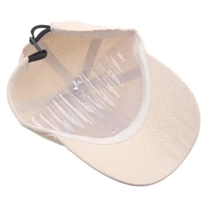 Beigekleurige, sneldrogende sportbaseballpet, interieurdetailweergave, ademend.
