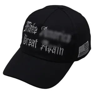 Casquette de baseball noire en coton avec broderie gothique et patch drapeau.