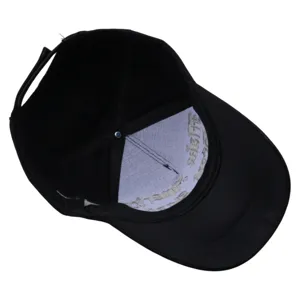 Casquette de baseball noire en coton avec vue détaillée de la doublure intérieure gothique.