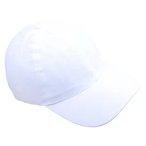 Close-up detail van de witte, sneldrogende, ademende sportpet met lichtgewicht mesh stof.