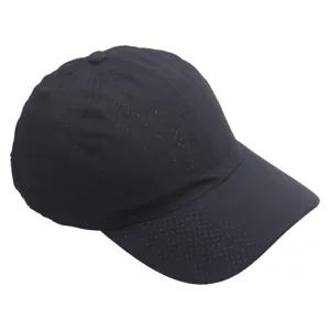Gedetailleerd overzicht van de zwarte sneldrogende sportpet met ademende ventilatiegaten.