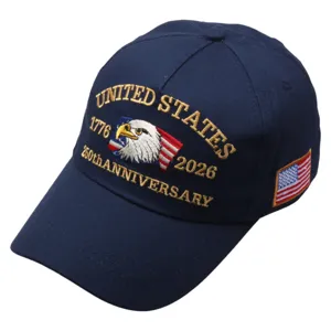 Vue détaillée de la casquette de baseball commémorative brodée du 250e anniversaire en marine.