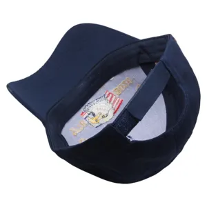 Vue détaillée de l'intérieur de la casquette bleu marine avec une broderie d'aigle.