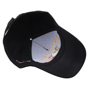 Vue detaillee de la casquette de baseball noire montrant la doublure brodee, design 250 ans.