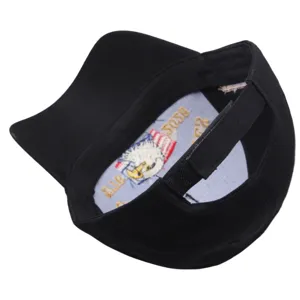Détail intérieur de casquette de baseball noire en coton avec aigle américain brodé et sangle.