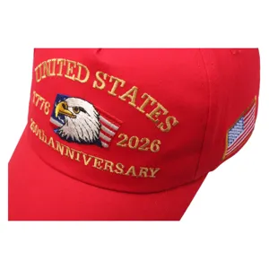Gros plan détaillé de la casquette rouge brodée du 250e anniversaire avec aigle et drapeau.