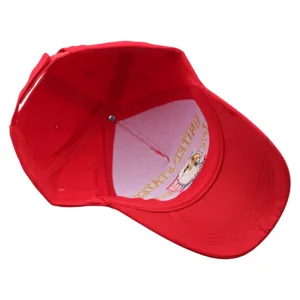 Casquette de baseball commémorative rouge avec broderie intérieure et design classique.