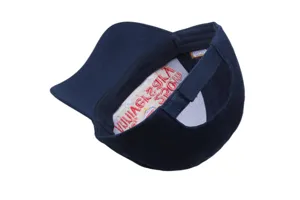 Klassieke donkerblauwe honkbalpet met verstelbare riem en borduurwerk aan de binnenzijde.