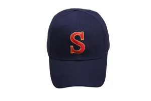 Vista detallada de la gorra de beisbol cosplay de Ace of Diamond con bordado de Seido.