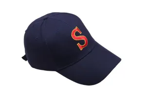 Gorra de béisbol azul con logotipo S bordado en rojo, diseño de ala curva clásica.