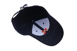 Vista detallada de la gorra de béisbol azul oscuro con forro blanco y número bordado.
