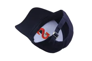 Vista detallada del interior de la gorra de béisbol azul marino con correa ajustable.