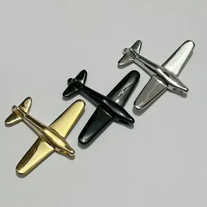 Gros plan détaillé du pendentif en forme d'avion avec une finition métallique brillante et fine.