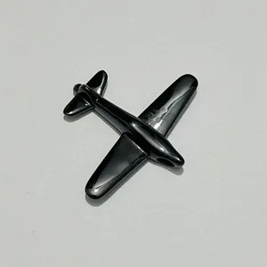 Élégant pendentif avion noir collier, design en métal poli brillant pour amateurs de hip-hop.