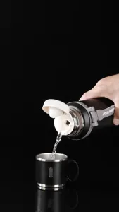 Détail de la bouteille thermos portable avec fonction de verse et couvercle pratique en acier.