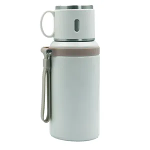 Botella de agua aislada al vacío de acero inoxidable con tapa y correa de silicona útil.