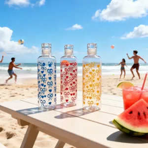 Klarer Plastik-Wasserflasche mit süßen Schleifen- und Herzmustern für den Strand.
