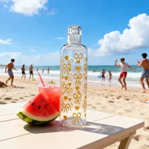 Transparente Plastiktrinkflasche mit goldenem Schleifen-Druck, ideal für den Sommer.