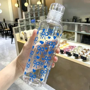 Klarer Plastik-Wasserflasche mit blauen Schleifen und Herzen, tragbare große Kapazität.