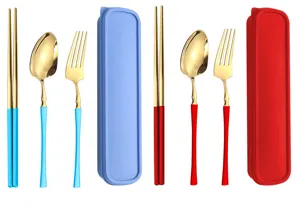 Edelstahl tragbares Besteckset Detail, blau und rot Stäbchen Löffel Gabel mit Box.