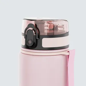 Detailaufnahme des rosa Plastikflaschendeckels mit Sicherheitsverschluss und Trageschlaufe.