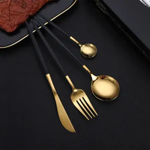 Schwarz-goldenes Besteck-Set aus Edelstahl, Steakmesser Gabel und Löffel Hauptproduktansicht.