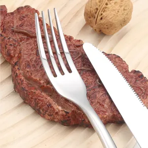 Roestvrijstalen biefstukmes en vork set, premium metalen bestek voor diner en hotelgebruik.