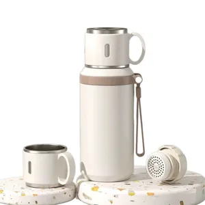 Botella térmica portátil de acero inoxidable con tapa de taza y correa de transporte.