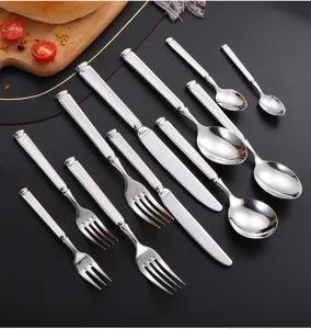 Besteckset aus Edelstahl mit eleganten Römischen Säulengriffen, Detailaufnahme des Bestecks.
