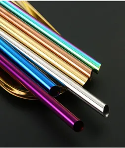 Primer plano de pajitas de metal de acero inoxidable colorido con revestimiento de titanio fino.