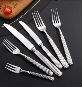 Edelstahl Besteck Set Detail mit eleganten Römischen Säulen Griffen für edles Essen.