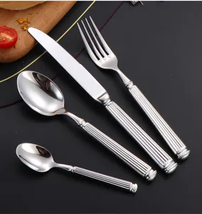Edelstahl Besteckset mit Römischen Säulengriffen, enthält Messer, Gabel und Löffel.