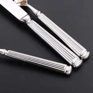 Edelstahl Besteckset mit elegantem Römischen Säulengriff Design für luxuriöses Essen.
