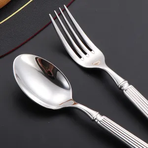 Edelstahl Besteckset mit Römischer Säule Griff, elegante Esslöffel und Speisegabel.